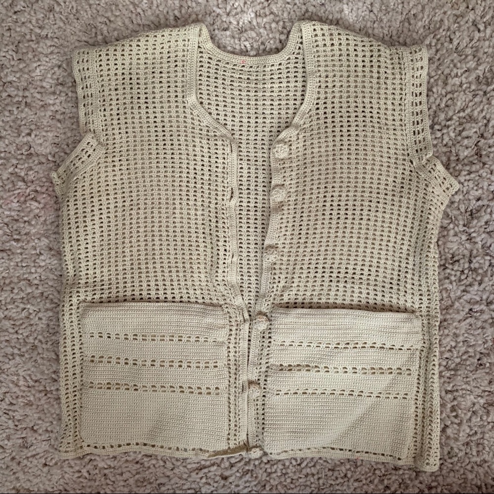 ❌SOLD❌Unique vintage knit button up vest 🪐